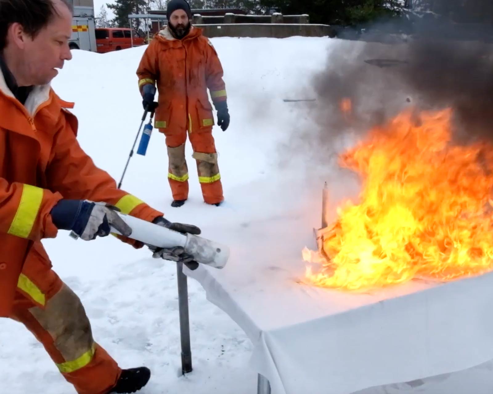Andreas och Martin släcker eld utomhus med en Firemill
